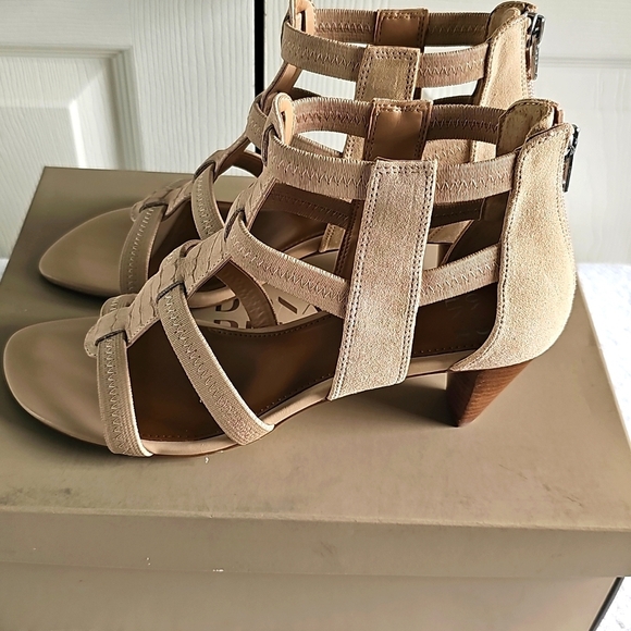 NWT Donald J. Pliner Leather Caged Strap Sandal w 2" heel. 8M SAND - Picture 4 of 13